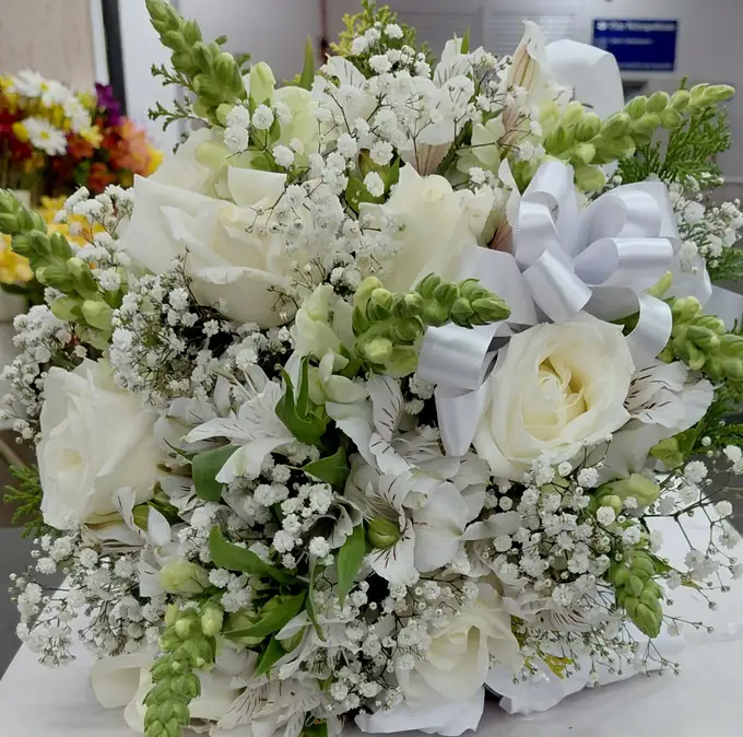 Buquê branco com rosas, alstroemérias, bocas-de-leão e mosquitinho